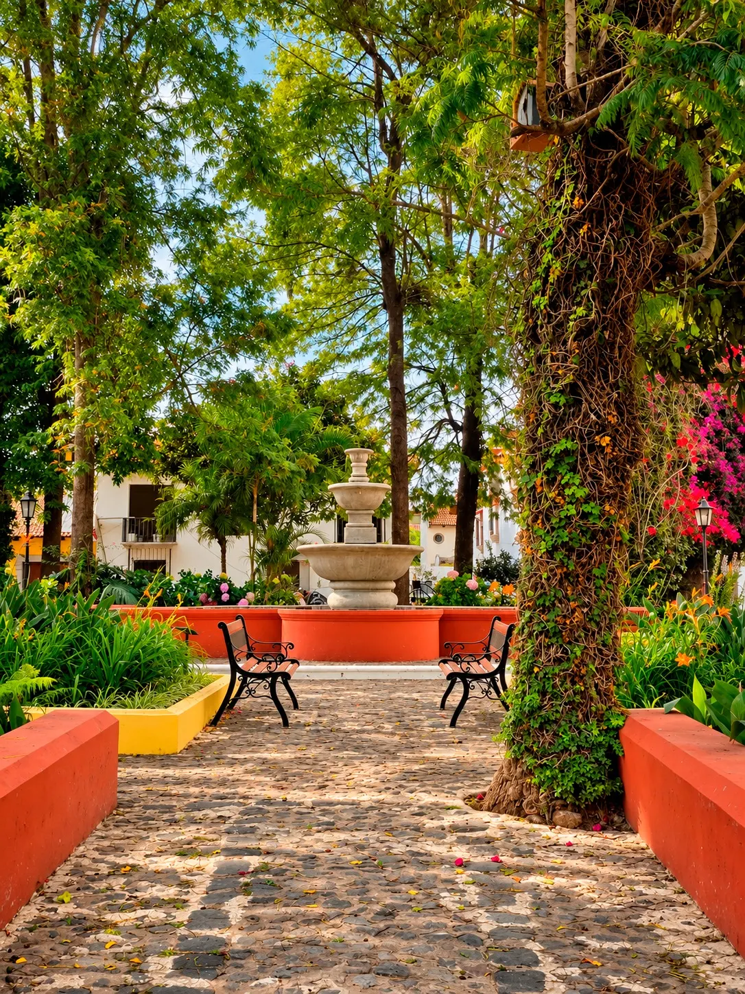 Fuente y bancas en el parque del residencial