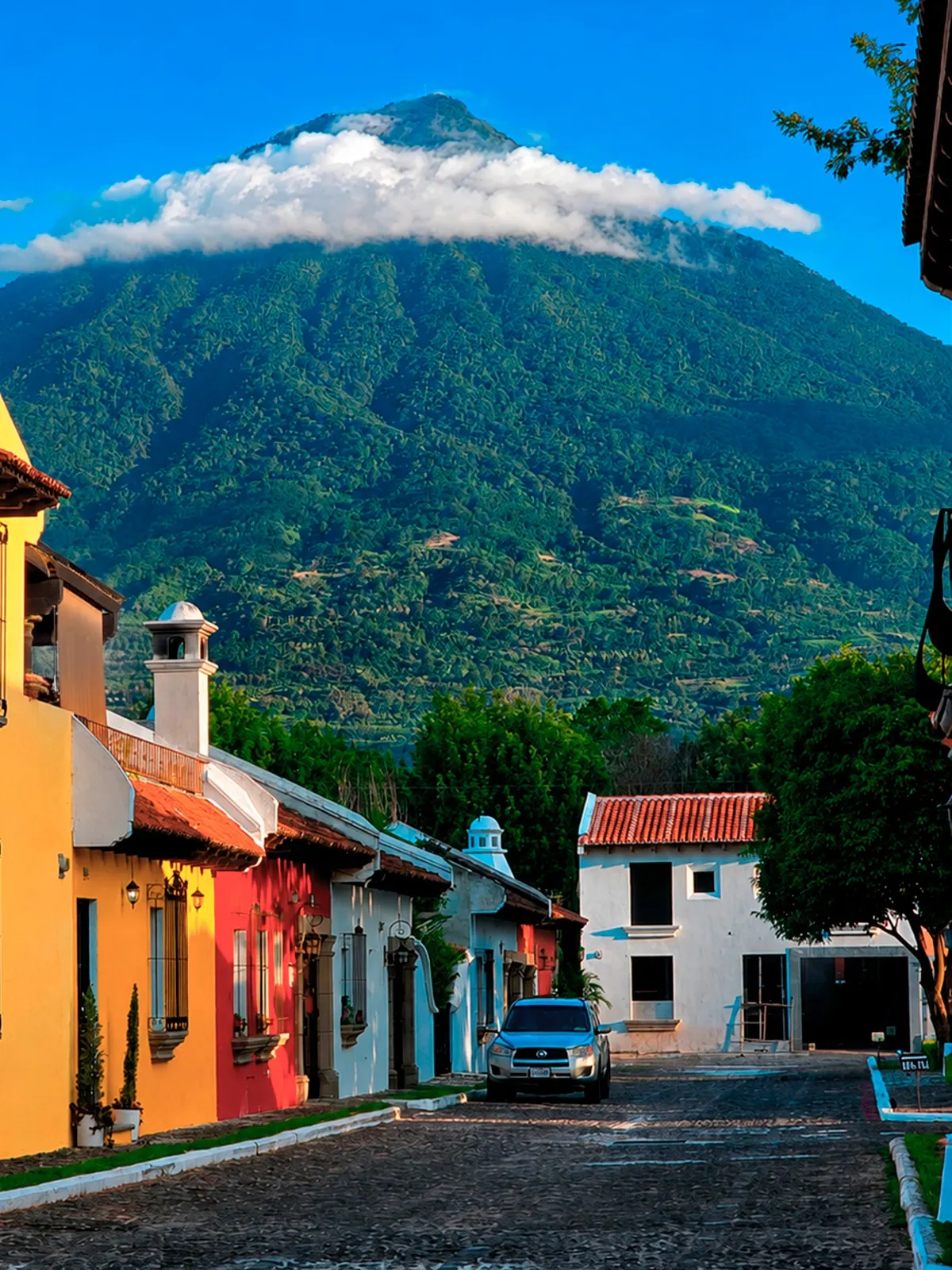 Vista del Volcán de Agua desde una calle del residencial